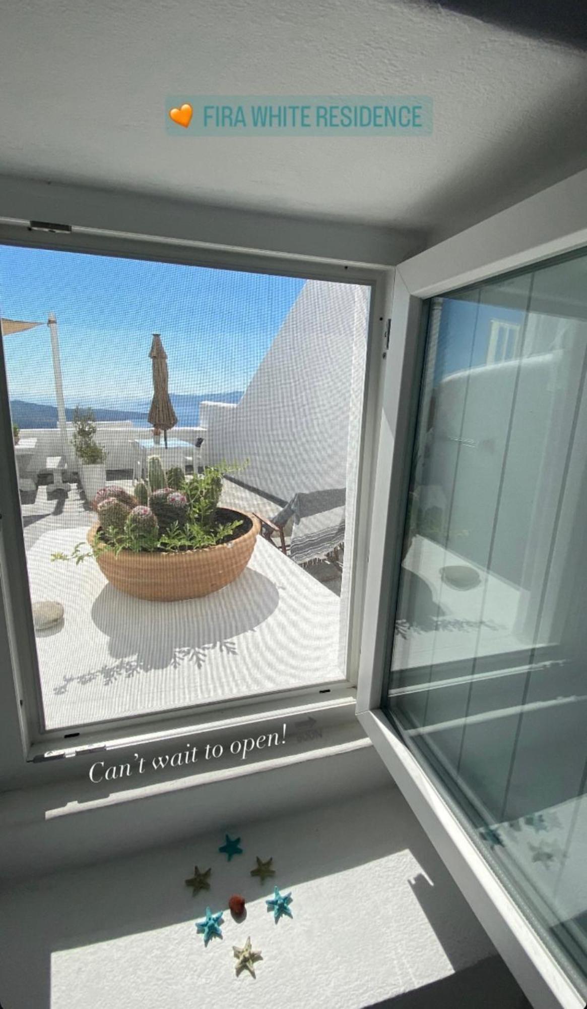 Fira White Residence Luaran gambar